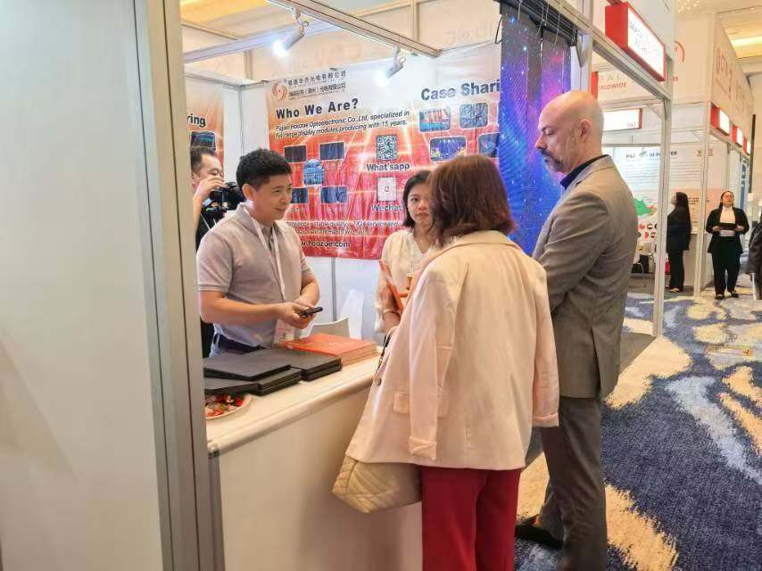 التواصل مع بعضنا البعض باستخدام الضوء كجسر: مراجعة رائعة لمعرض دبي