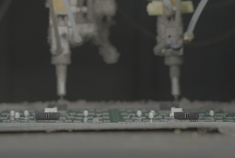 التركيب على جانب المكونات على لوحة الدوائر المطبوعة