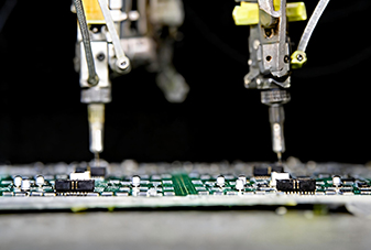 التركيب على جانب المكونات على لوحة الدوائر المطبوعة